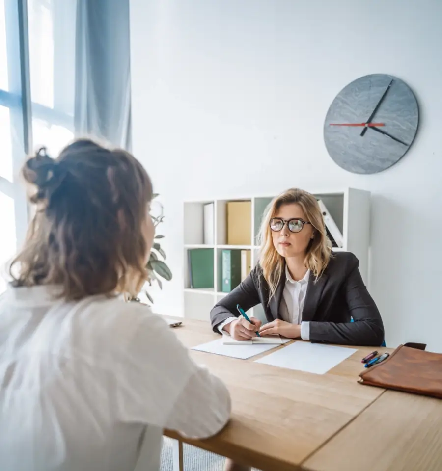 Elmence Conseils simplifie la gestion salariés grâce à un assistant RH indépendant et flexible.